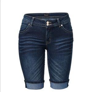 New VENUS Cuffed Bermuda Short